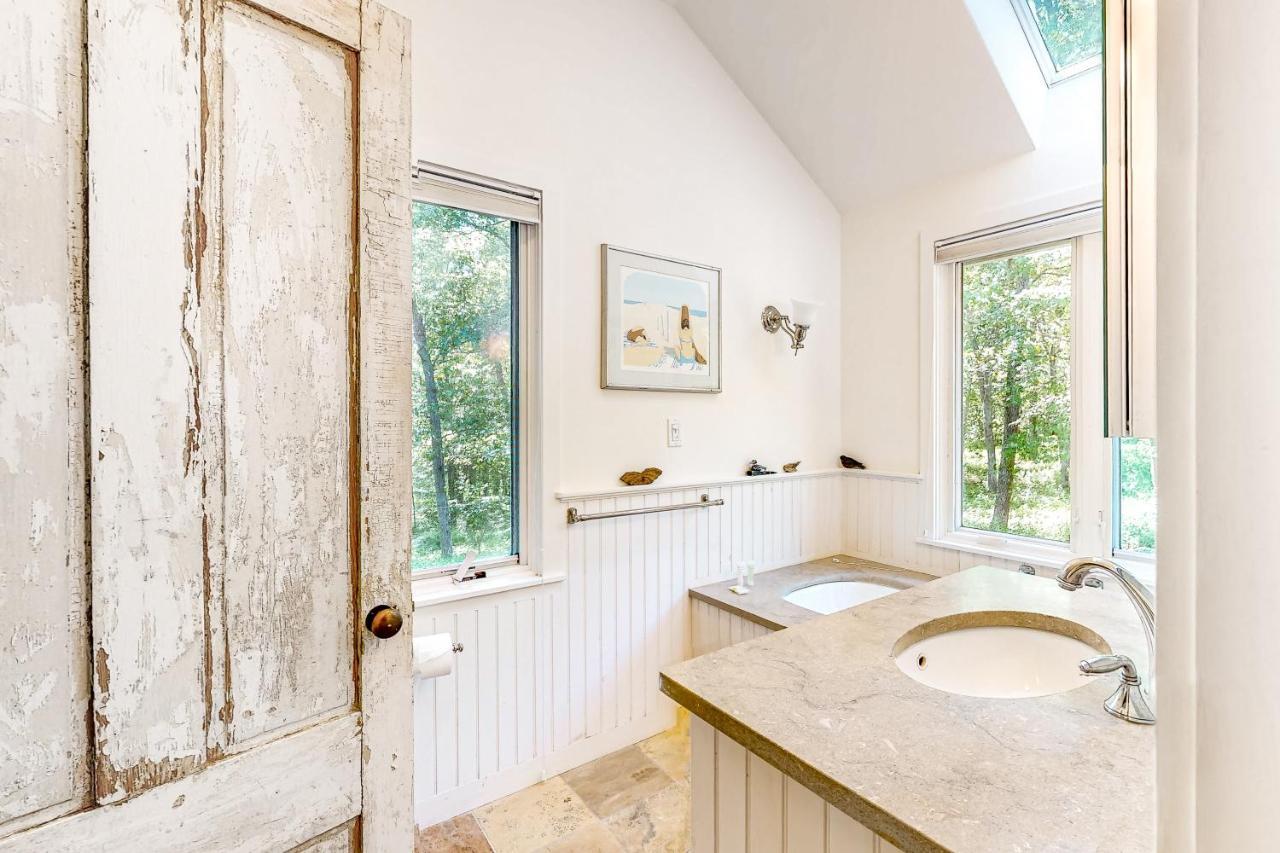 Hillside Oak Villa Chilmark Exterior photo